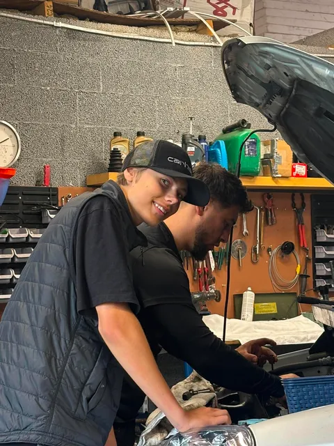 Teamet hos P.S Auto samarbejder om diagnose og reparation i værkstedet